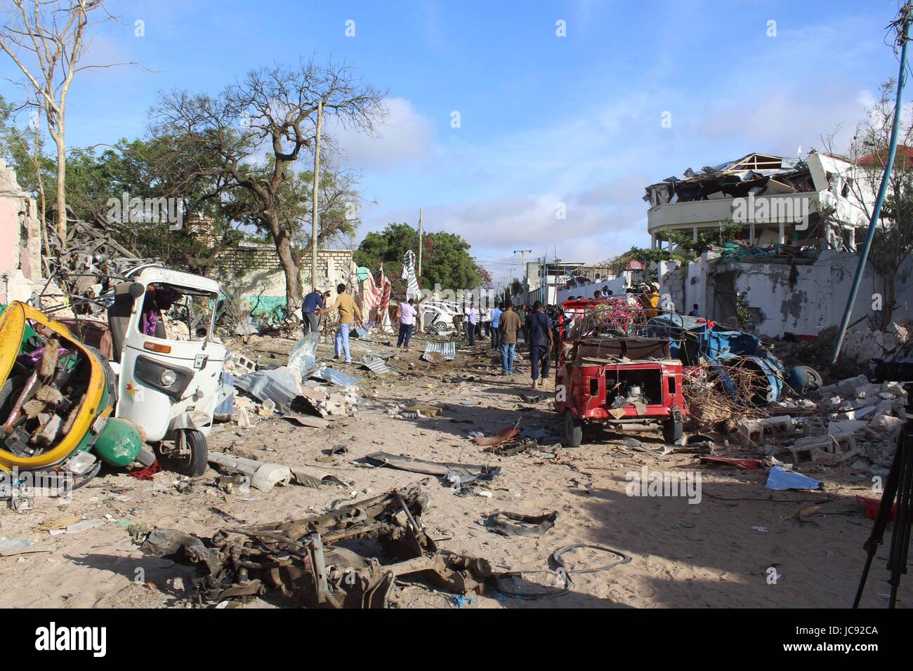 Mogadischu. 15. Juni 2017. Foto aufgenommen am 15. Juni 2017 zeigt die Explosion Website in Mogadischu, Hauptstadt von Somalia. Bewaffnete am Mittwoch Abend, zwei Restaurants in Somalias Hauptstadt Mogadischu angegriffen mindestens 18 Menschen getötet, sagte ein Regierungssprecher. Bildnachweis: Faisal Isse/Xinhua/Alamy Live-Nachrichten Stockfoto