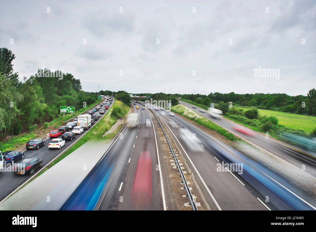 Schwerverkehr während der Hauptverkehrszeit auf der A14 außerhalb von Cambridge, zeigt in der Warteschlange Verkehr und Unschärfe des fließenden Verkehr Stockfoto