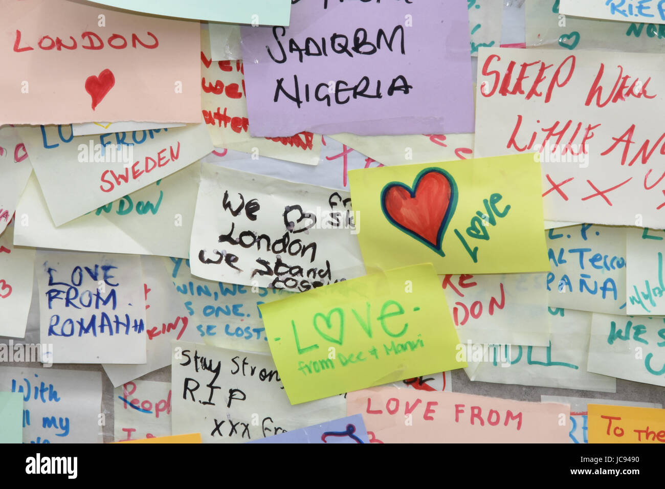 London Bridge Friedensmauer, wurden Hunderte von Nachrichten des Friedens auf Post geschrieben, die es in den Tagen nach der London Bridge Terror-Anschlag auf 03.06.17 fest Stockfoto