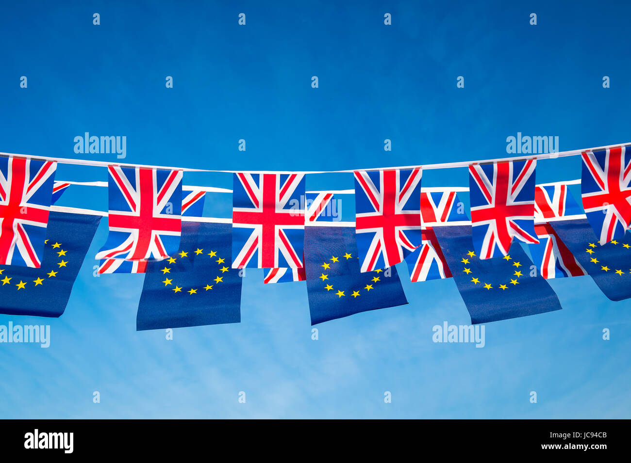 Europäischen Union und der britische Union Jack Flag Bunting fliegen im strahlend blauen Himmel in einer Erklärung der Brexit EU-Verhandlungen Stockfoto