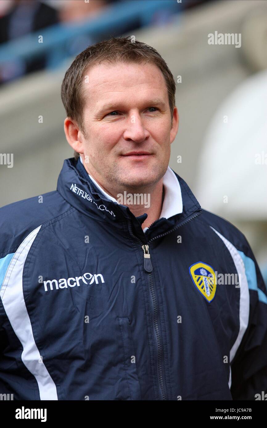 SIMON GRAYSON LEEDS UNITED MANAGER GALPHARM STADIUM HUDDERSFIELD ENGLAND 27. Februar 2010 Stockfoto