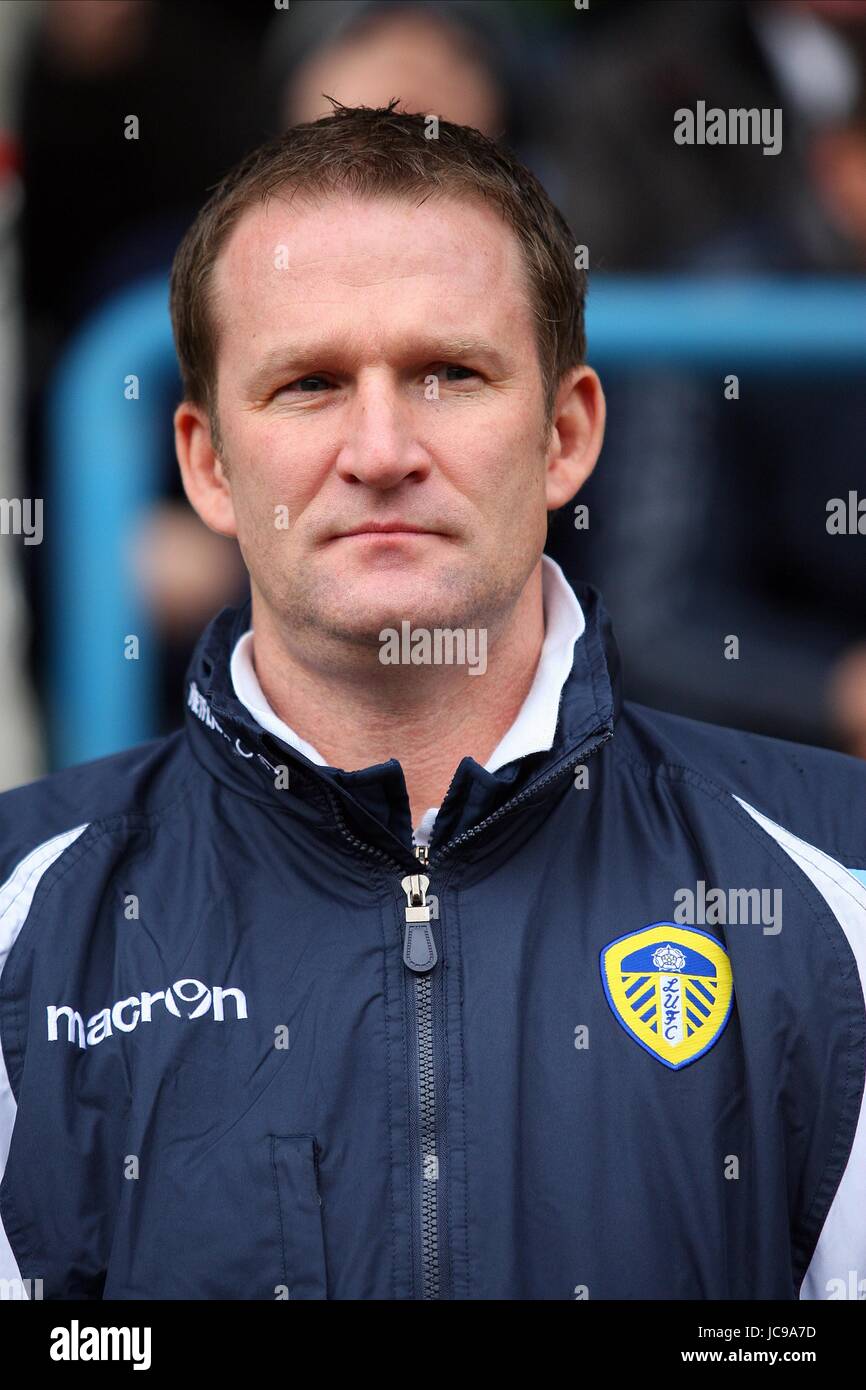 SIMON GRAYSON LEEDS UNITED MANAGER GALPHARM STADIUM HUDDERSFIELD ENGLAND 27. Februar 2010 Stockfoto