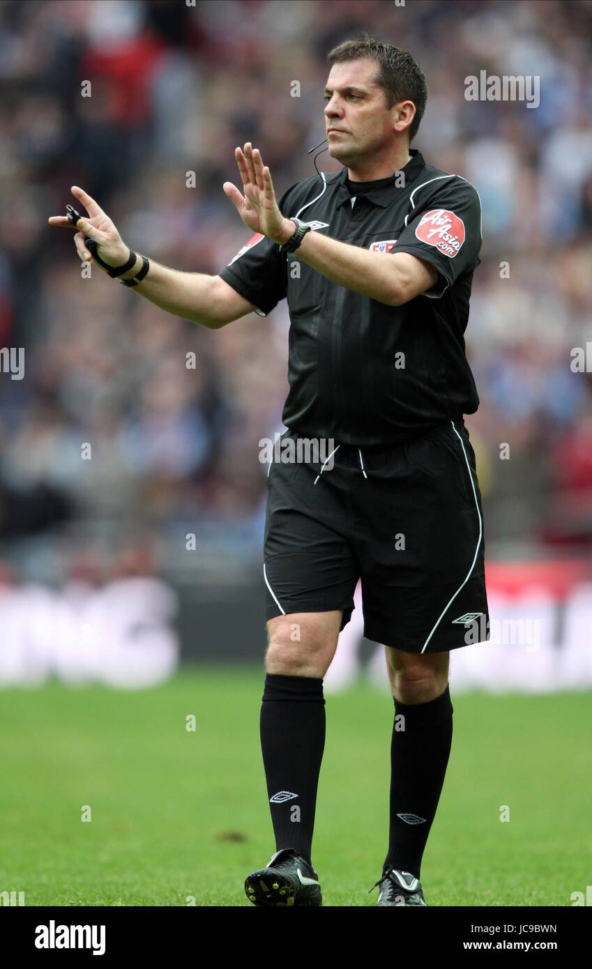 PHIL DOWD PREMIERSHIP Schiedsrichter WEMBLEY Stadion LONDON ENGLAND 28. Februar 2010 Stockfoto