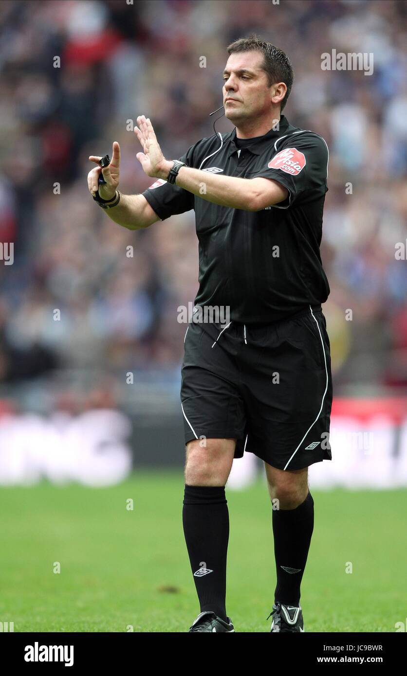 PHIL DOWD PREMIERSHIP Schiedsrichter WEMBLEY Stadion LONDON ENGLAND 28. Februar 2010 Stockfoto