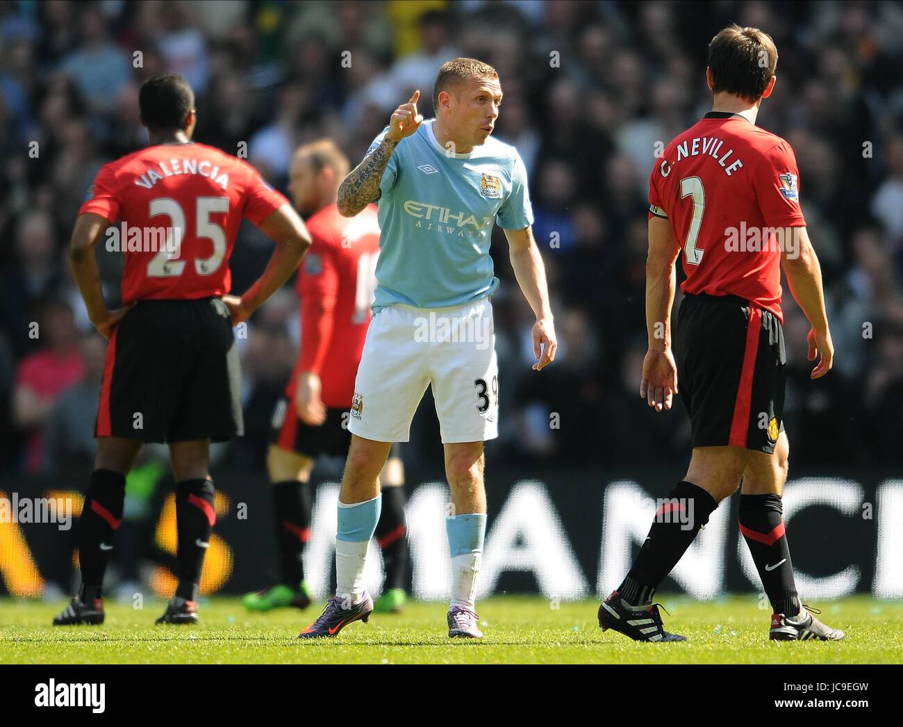 CRAIG BELLAMY & GARY NEVILLE MANCHESTER CITY V MANCHESTER U CITY OF MANCHESTER STADIUM MANCHESTER ENGLAND 17. April 2010 Stockfoto