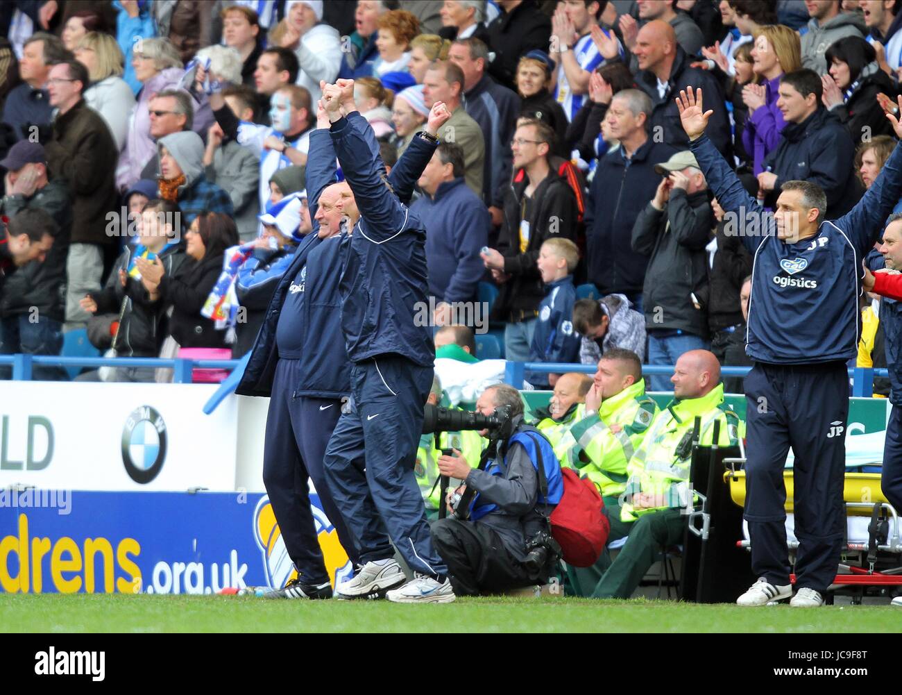 PAUL HART feiert SHEFFIELD Mittwoch V CRYSTAL HILLSBOROUGH SHEFFIELD ENGLAND 2. Mai 2010 Stockfoto