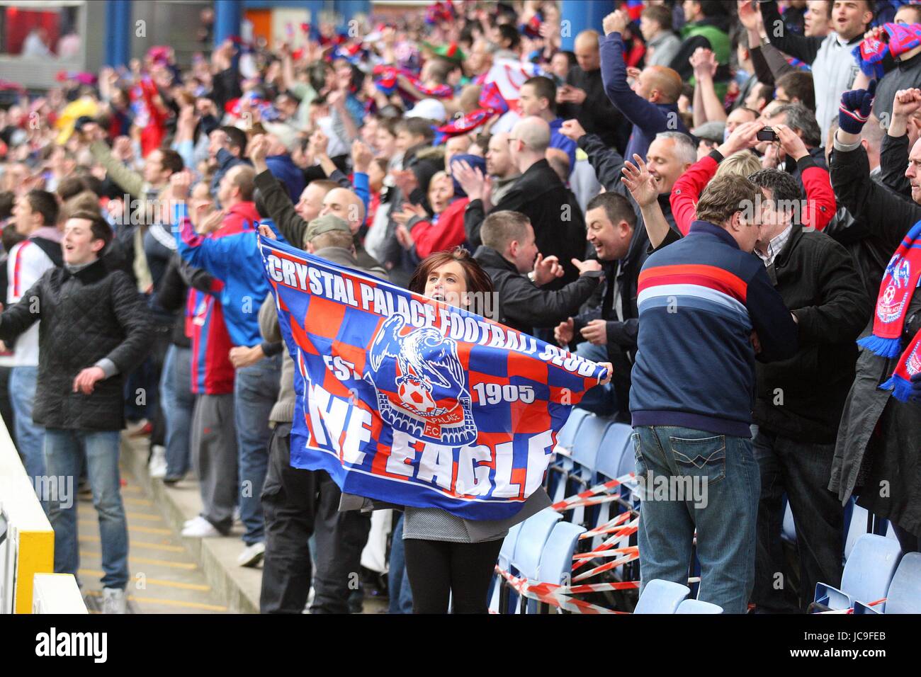 CRYSTAL PALACE-FANS feiern SHEFFIELD Mittwoch SHEFFIELD Mittwoch V C Palast HILLSBOROUGH SHEFFIELD ENGLAND 2. Mai 2010 Stockfoto