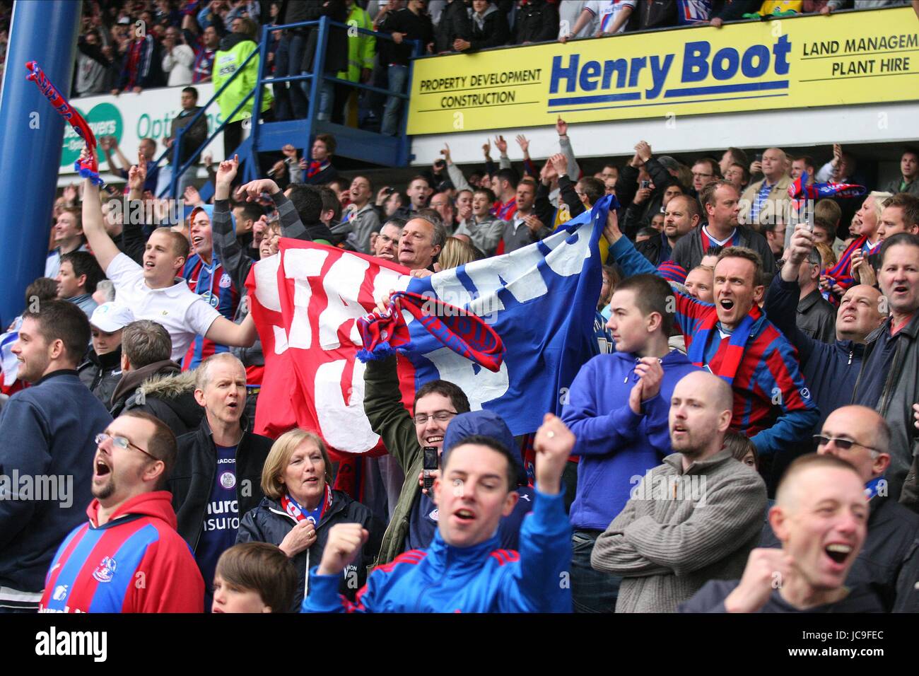 CRYSTAL PALACE-FANS feiern SHEFFIELD Mittwoch SHEFFIELD Mittwoch V C Palast HILLSBOROUGH SHEFFIELD ENGLAND 2. Mai 2010 Stockfoto