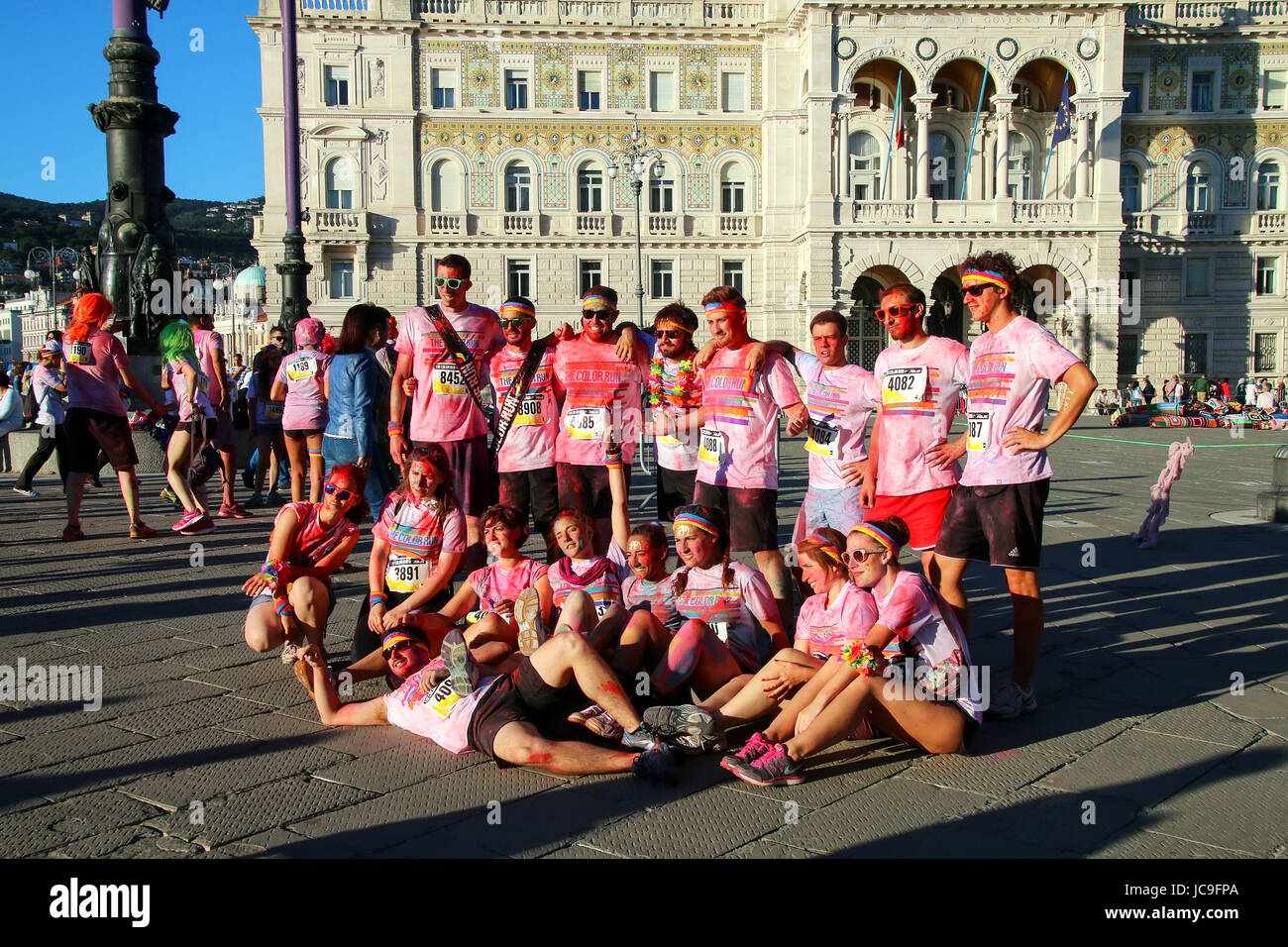 Menschen für Fotos posieren, während The Color Run in Triest, Italien. Triest ist die Hauptstadt der autonomen Region Friaul-Julisch Venetien Stockfoto