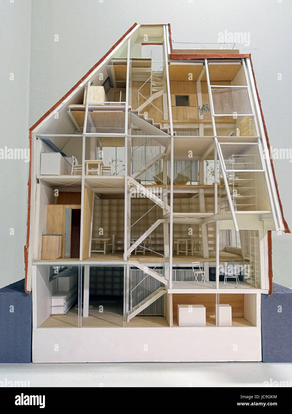 01:20 im Maßstab eines Hauses gestaltet von Atelier Bow-Wow in der japanischen Haus-Ausstellung in der Barbican Gallery, City of London Stockfoto