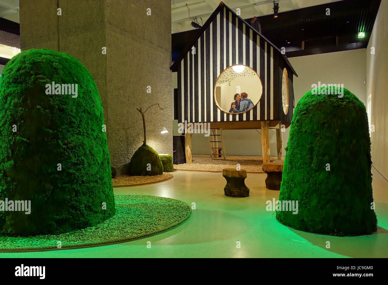Garten und Teehaus, entworfen von Yasuo Mariyama in der japanischen Haus Ausstellung Barbican Gallery, Stadt der Londonr Stockfoto