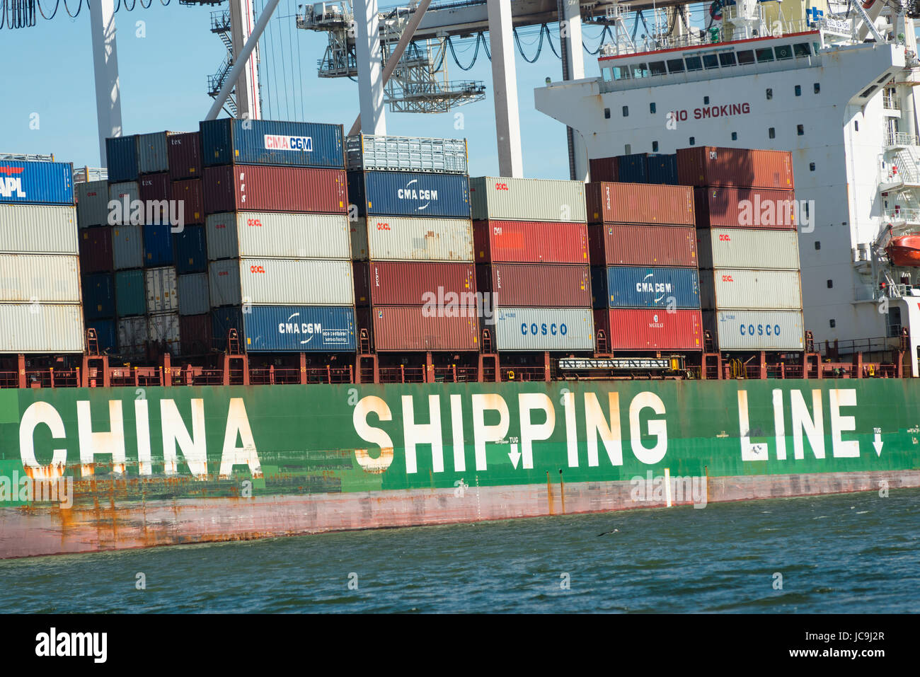 Containerschiff aus China Shipping Line gesehen in Melbourne Docks, Victoria, Australien Stockfoto