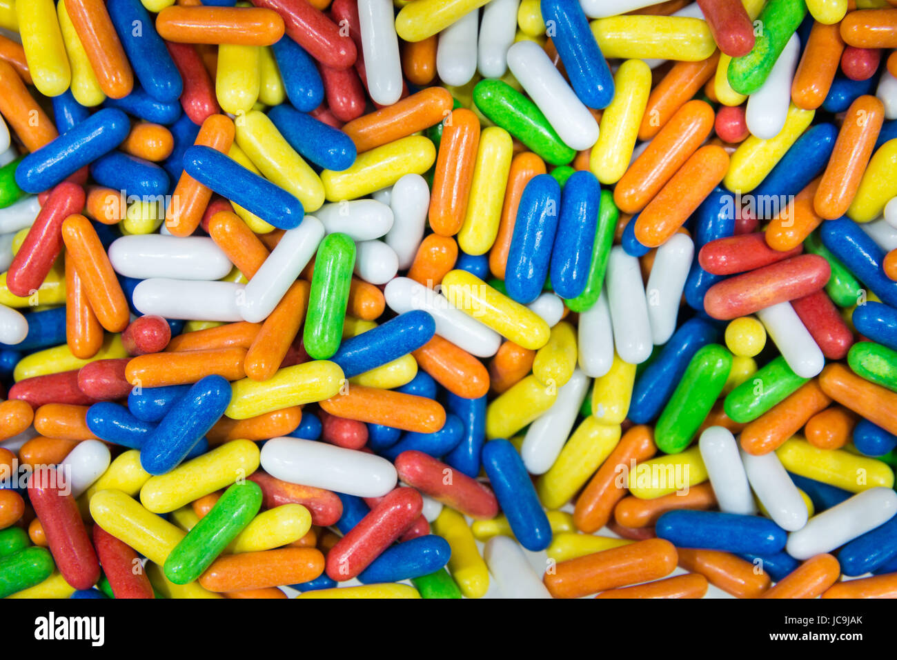 Draufsicht der bunten Bonbons als Hintergrund. Colorilas oder supositorios Stockfoto