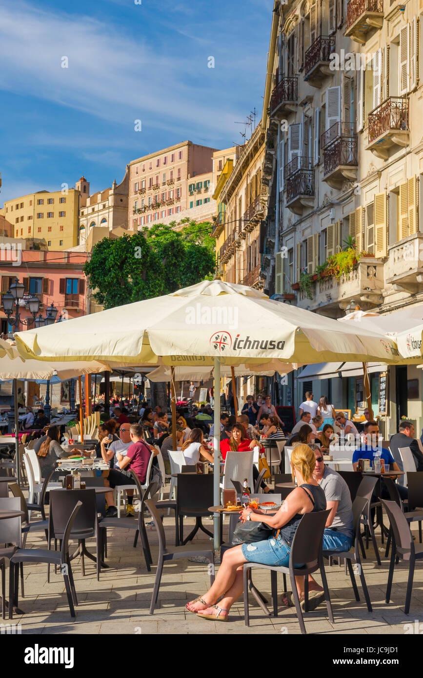 Die Piazza Yenne im Stampace Viertel von Cagliari ist die zentrale Lage für Bars und Cafés im Sommer, Sardinien. Stockfoto