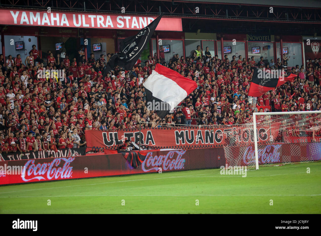 BANGKOK THAILAND - 15,2014 März: ultra Muang Fußball Fan-Club Team im heimischen Stadion, Muang Vereinten Fuß Ball Club ist am beliebtesten in Thai Stockfoto