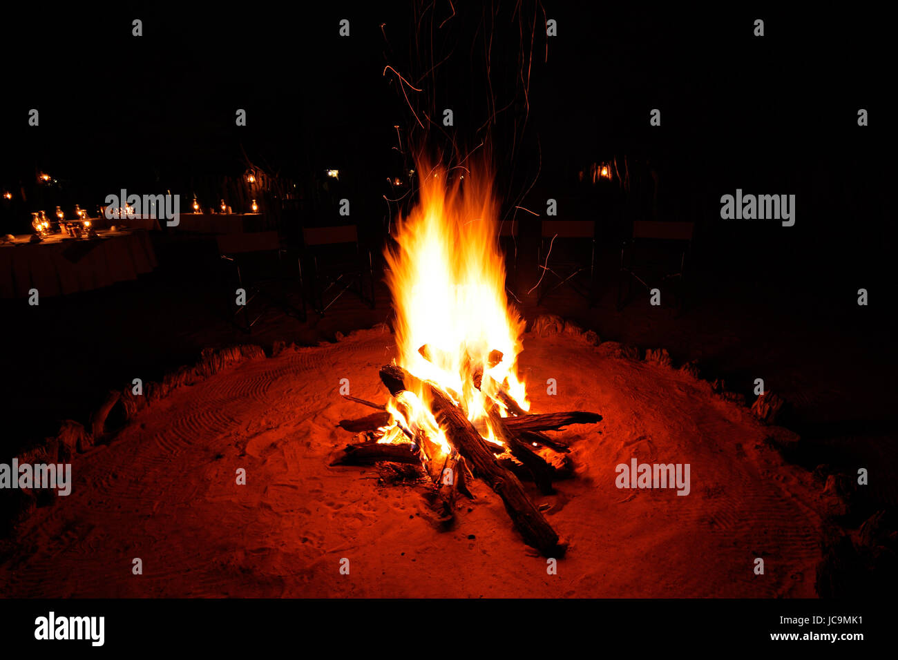 Outdoor-Holz Lagerfeuer brennen hell während der Dunkelheit der Nacht Stockfoto