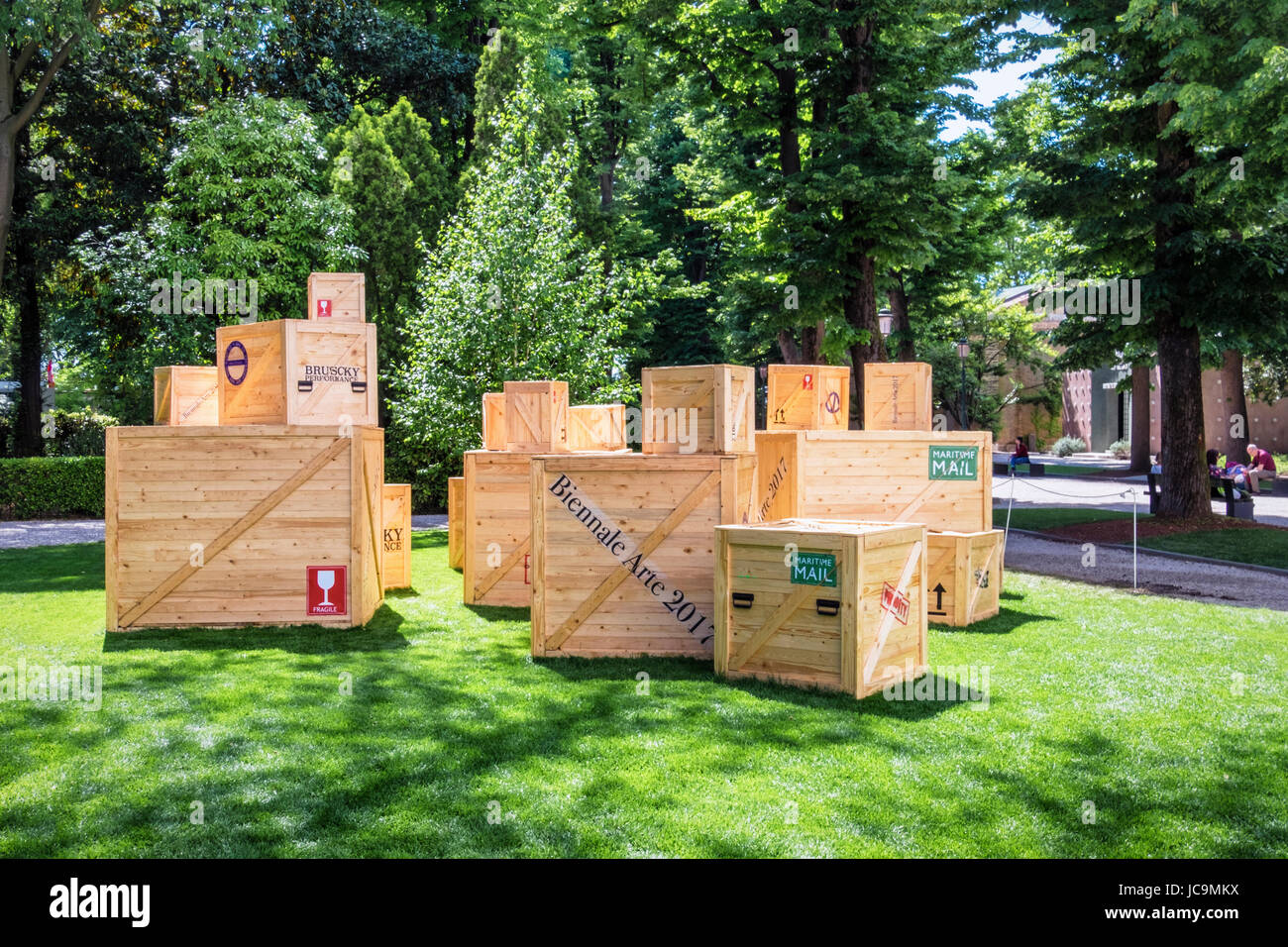 Venice,Castello,Giardini.57th La Biennale di Venezia, Venedig Biennale 2017 brasilianische Künstler Paulo Bruscky, Installation Kunstwerk, hölzerne Kisten packen, Stockfoto