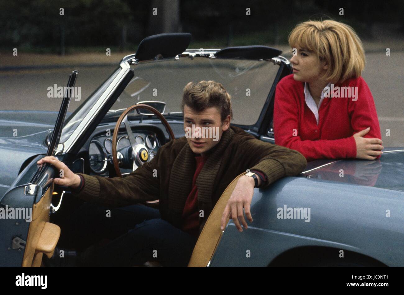 Französische Sänger Johnny Hallyday und Sylvie Vartan posiert im neuen Ferrari Auto gekauft von Johnny ein paar Tage her.  1963 Stockfoto