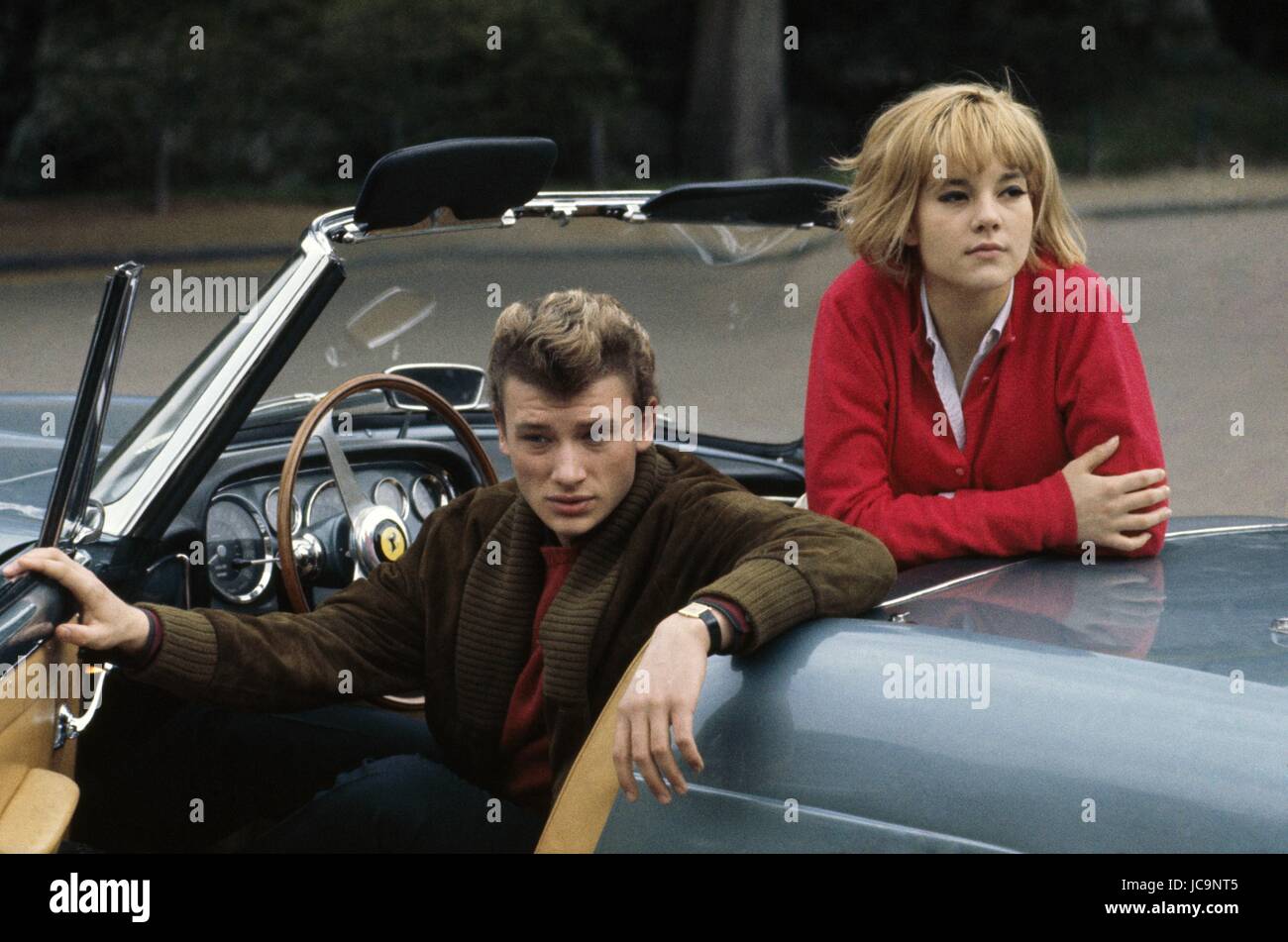 Französische Sänger Johnny Hallyday und Sylvie Vartan posiert im neuen Ferrari Auto gekauft von Johnny ein paar Tage her.  1963 Stockfoto