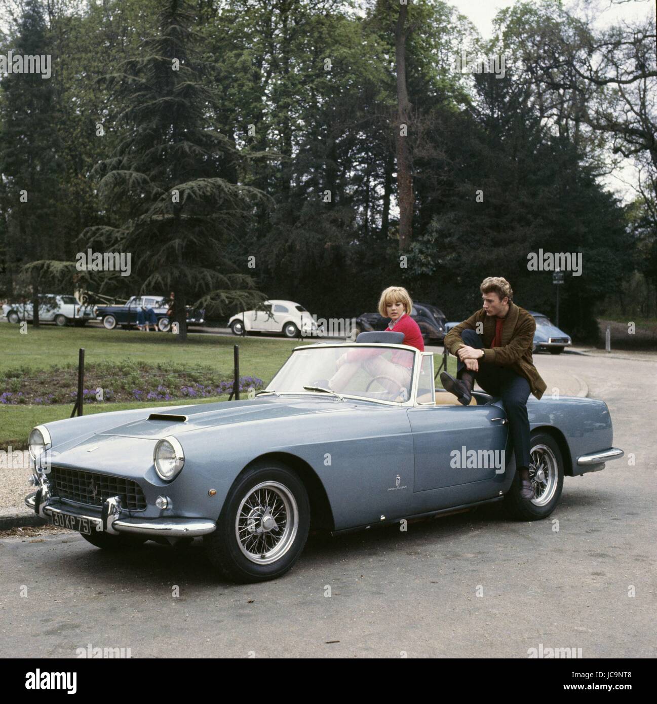 Französische Sänger Johnny Hallyday und Sylvie Vartan posiert im neuen Ferrari Auto gekauft von Johnny ein paar Tage her.  1963 Stockfoto