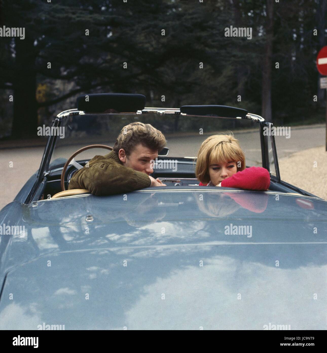 Französische Sänger Johnny Hallyday und Sylvie Vartan posiert im neuen Ferrari Auto gekauft von Johnny ein paar Tage her.  1963 Stockfoto