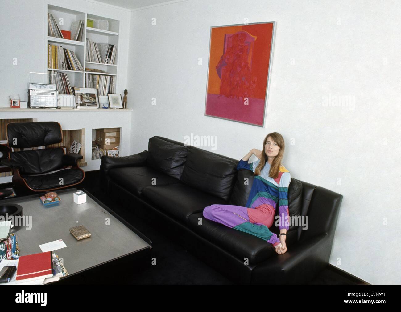Französische Sängerin Françoise Hardy posiert in ihrer Ferienwohnung in Paris gelegen Île Saint-Louis.  c.1970 Foto Michael Holtz Stockfoto