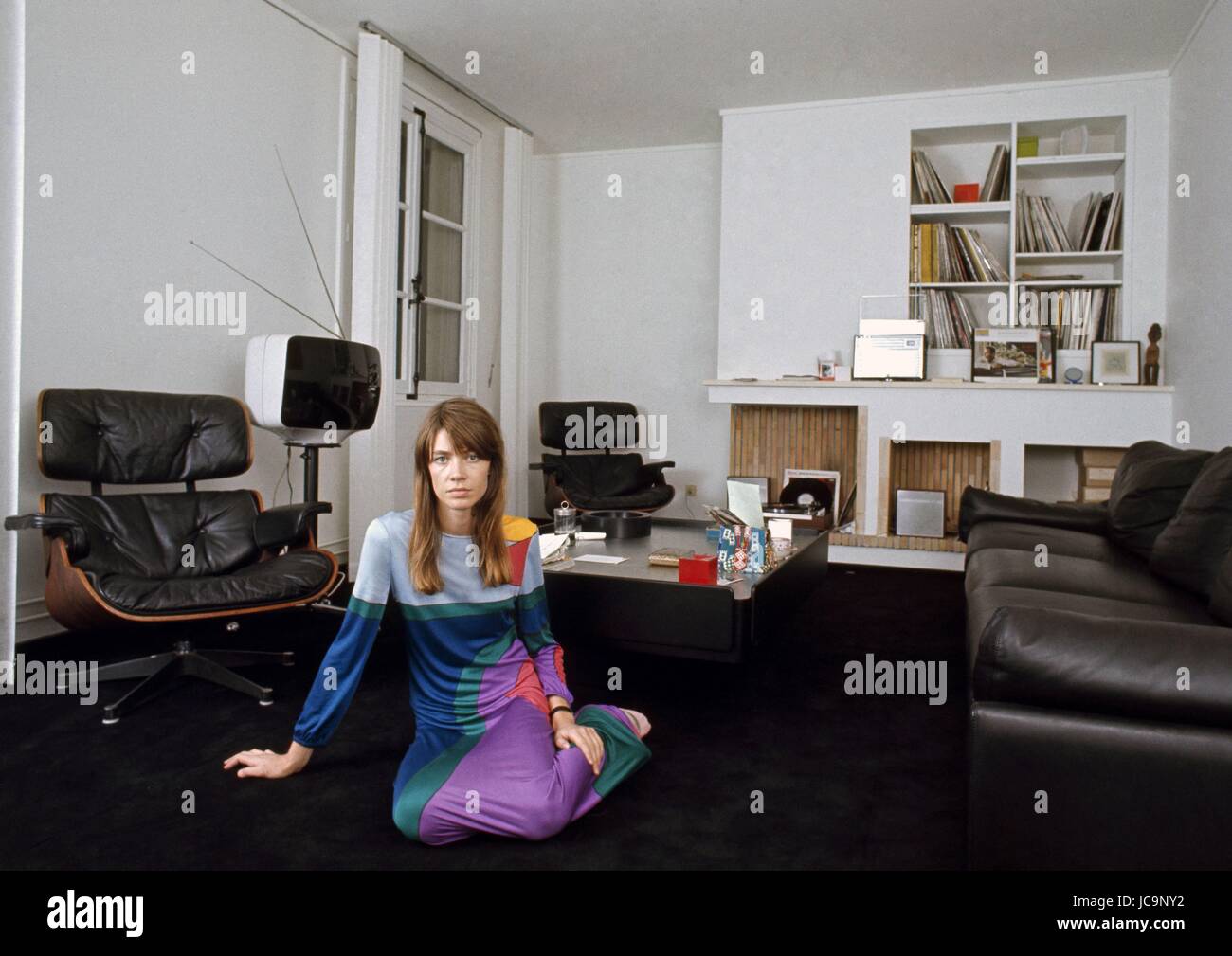 Französische Sängerin Françoise Hardy posiert in ihrer Ferienwohnung in Paris gelegen Île Saint-Louis.  c.1970 Foto Michael Holtz Stockfoto
