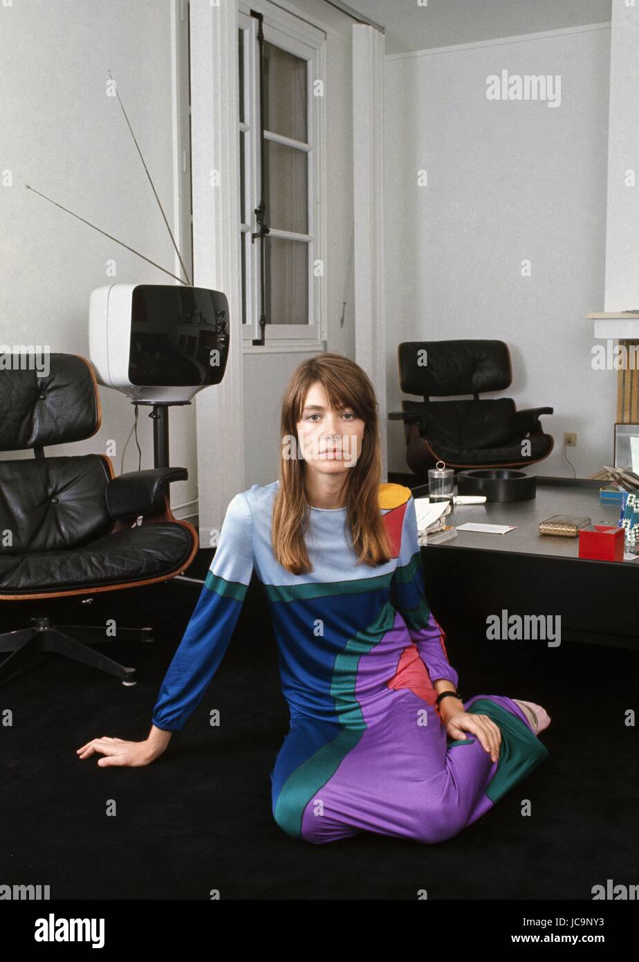 Französische Sängerin Françoise Hardy posiert in ihrer Ferienwohnung in Paris gelegen Île Saint-Louis.  c.1970 Foto Michael Holtz Stockfoto