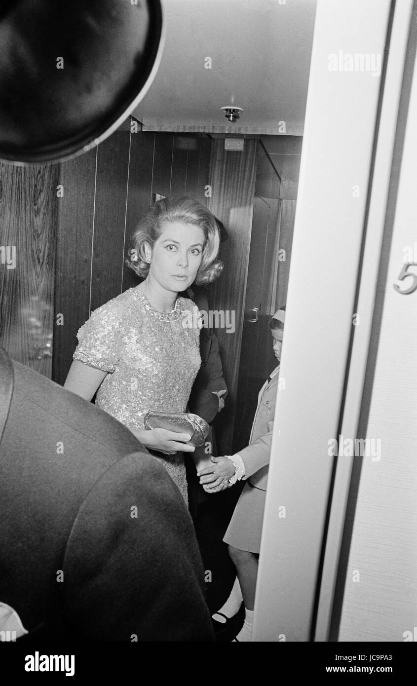 Die monegassische Fürstenfamilie besucht eine Soirée organisiert von Begum Om Habibeh Aga Khan (Yvette Labrousse): Grace Kelly.  c.1965 Foto Michael Holtz Stockfoto