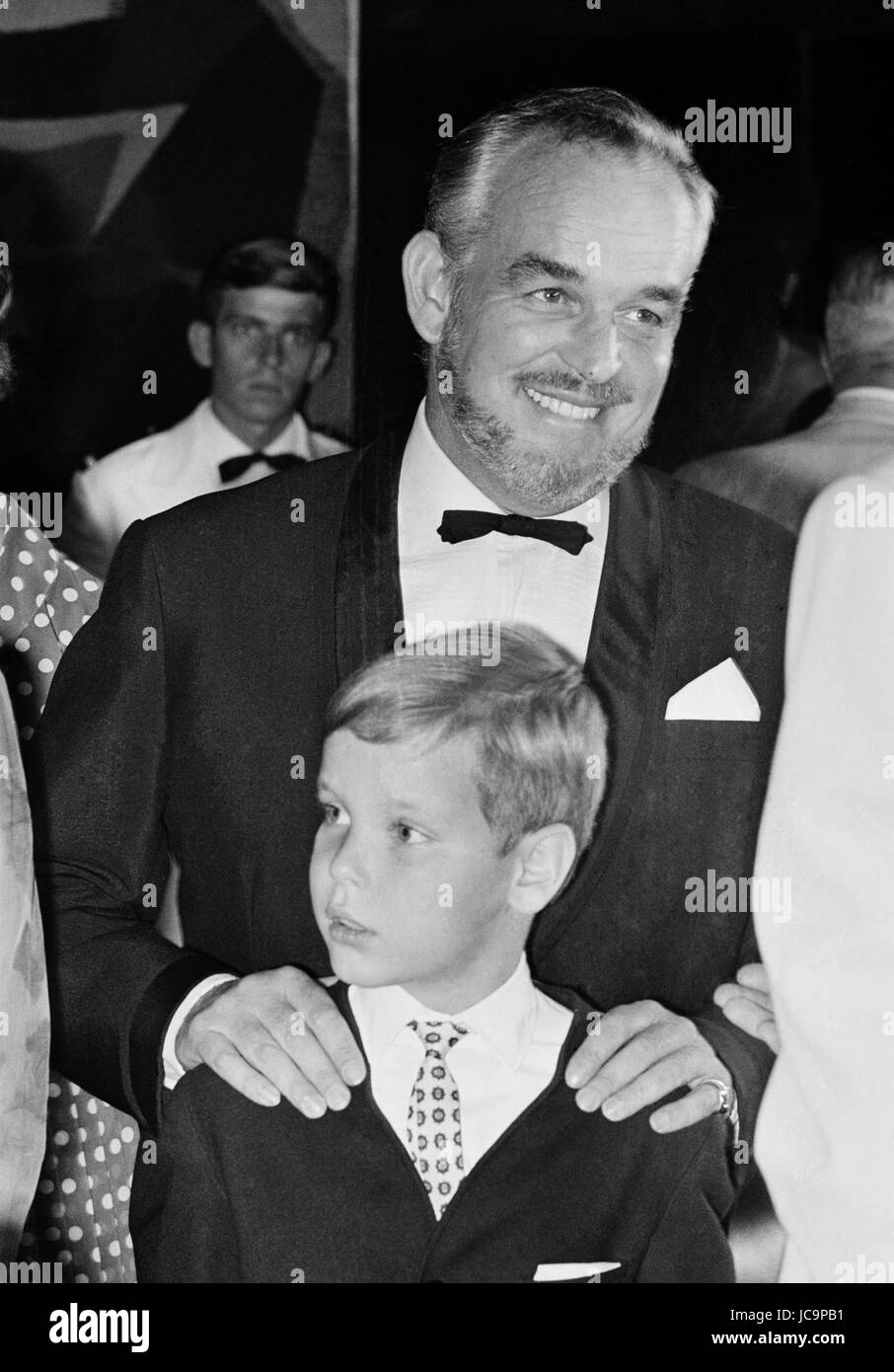 Die monegassische Fürstenfamilie besucht eine Soirée organisiert von Begum Om Habibeh Aga Khan (Yvette Labrousse): Rainier III und Prinz Albert von Monaco.  c.1965 Foto Michael Holtz Stockfoto
