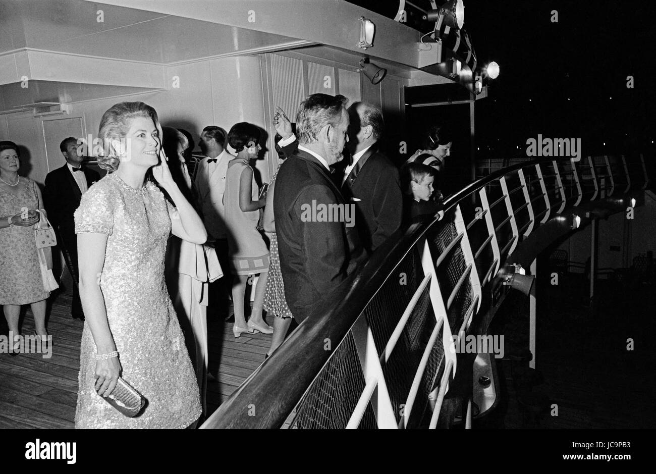 Die monegassische Fürstenfamilie besucht eine Soirée organisiert von Begum Om Habibeh Aga Khan (Yvette Labrousse): Grace Kelly und Rainier III auf dem Deck des Schiffes.  c.1965 Foto Michael Holtz Stockfoto