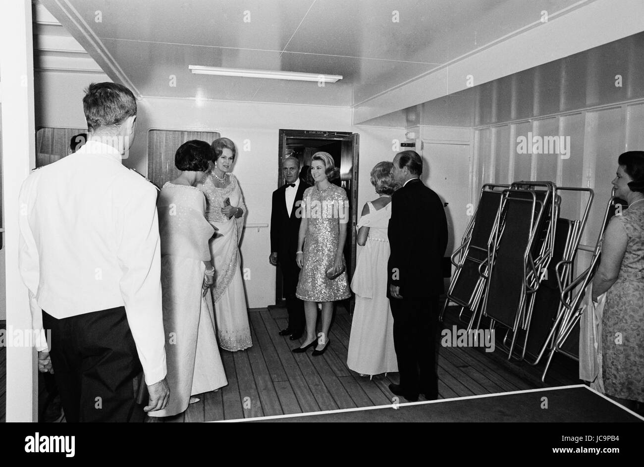 Die monegassische Fürstenfamilie besucht eine Soirée organisiert von Begum Om Habibeh Aga Khan (Yvette Labrousse): Begum Om Habibeh Aga Khan und Grace Kelly im Hintergrund.  c.1965 Foto Michael Holtz Stockfoto