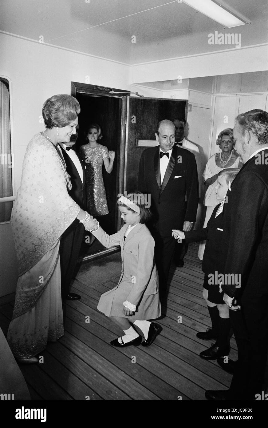 Die monegassische Fürstenfamilie besucht eine Soirée organisiert von Begum Om Habibeh Aga Khan (Yvette Labrousse): Prinzessin Caroline von Monaco salutieren der Begum Om Habibeh Aga Khan.  c.1965 Foto Michael Holtz Stockfoto