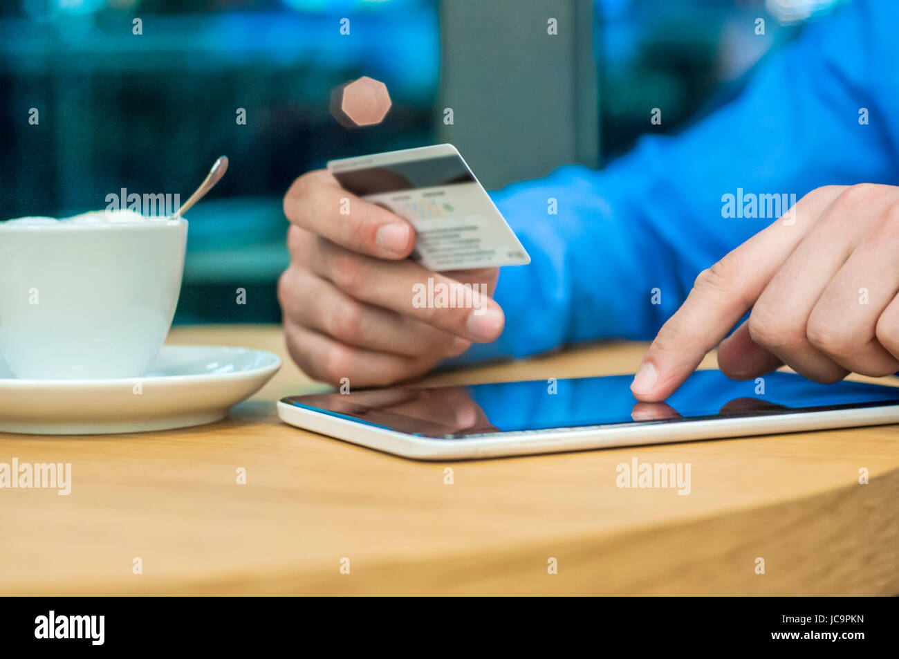 Internet-shopping online-Mann mit TabletPC und Kreditkarte. Internet-Shopper Dinge im Internet zu kaufen. Stockfoto