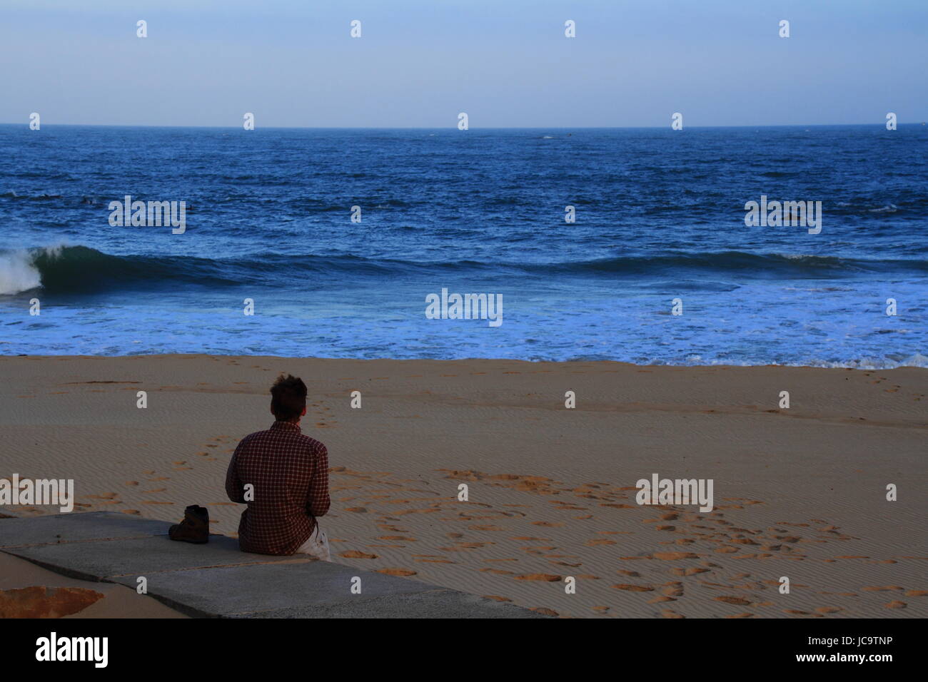 Mann oder ein Junge am Meer betrachten Stockfoto