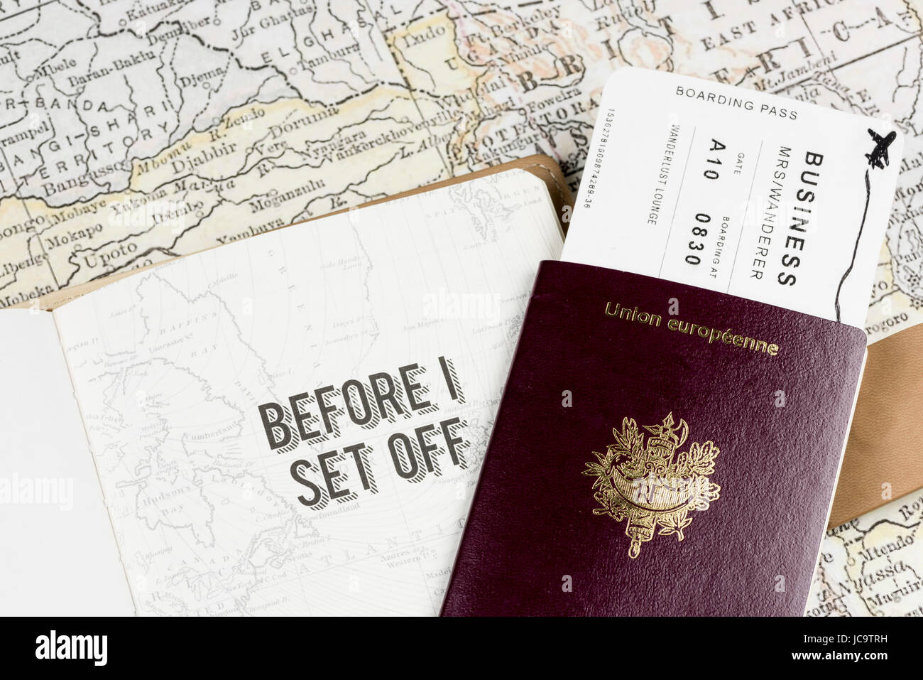 Reisetagebuch zu "BEFORE I SET OFF" Seite mit Pass und Bordkarte mit einer Vintage Karte als Hintergrund Stockfoto