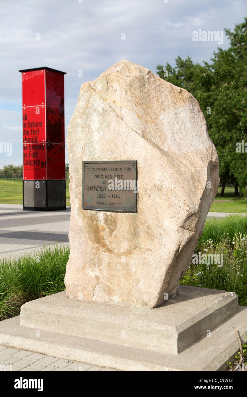 Ein Gedenkstein und Gedenktafel auf dem Gelände des Fort Calgary in Calgary, Kanada. Die Website der historischen Festung befindet sich am Zusammenfluss der Flüsse. Stockfoto