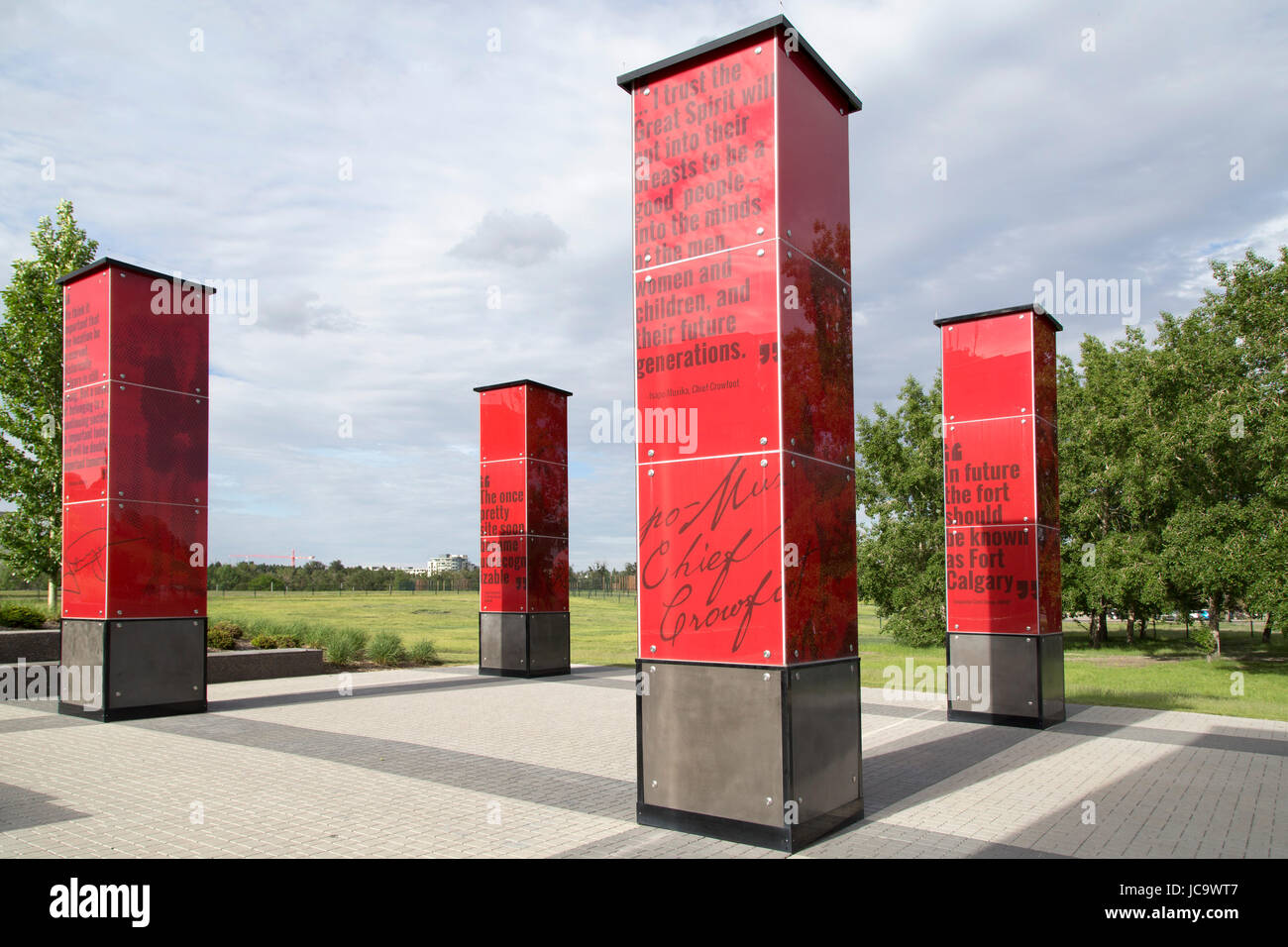 Memorial Säulen Ortsbild des Fort Calgary in Calgary, Kanada. Die Website der historischen Festung befindet sich am Zusammenfluss von Bow und Elbow Flüsse. Stockfoto