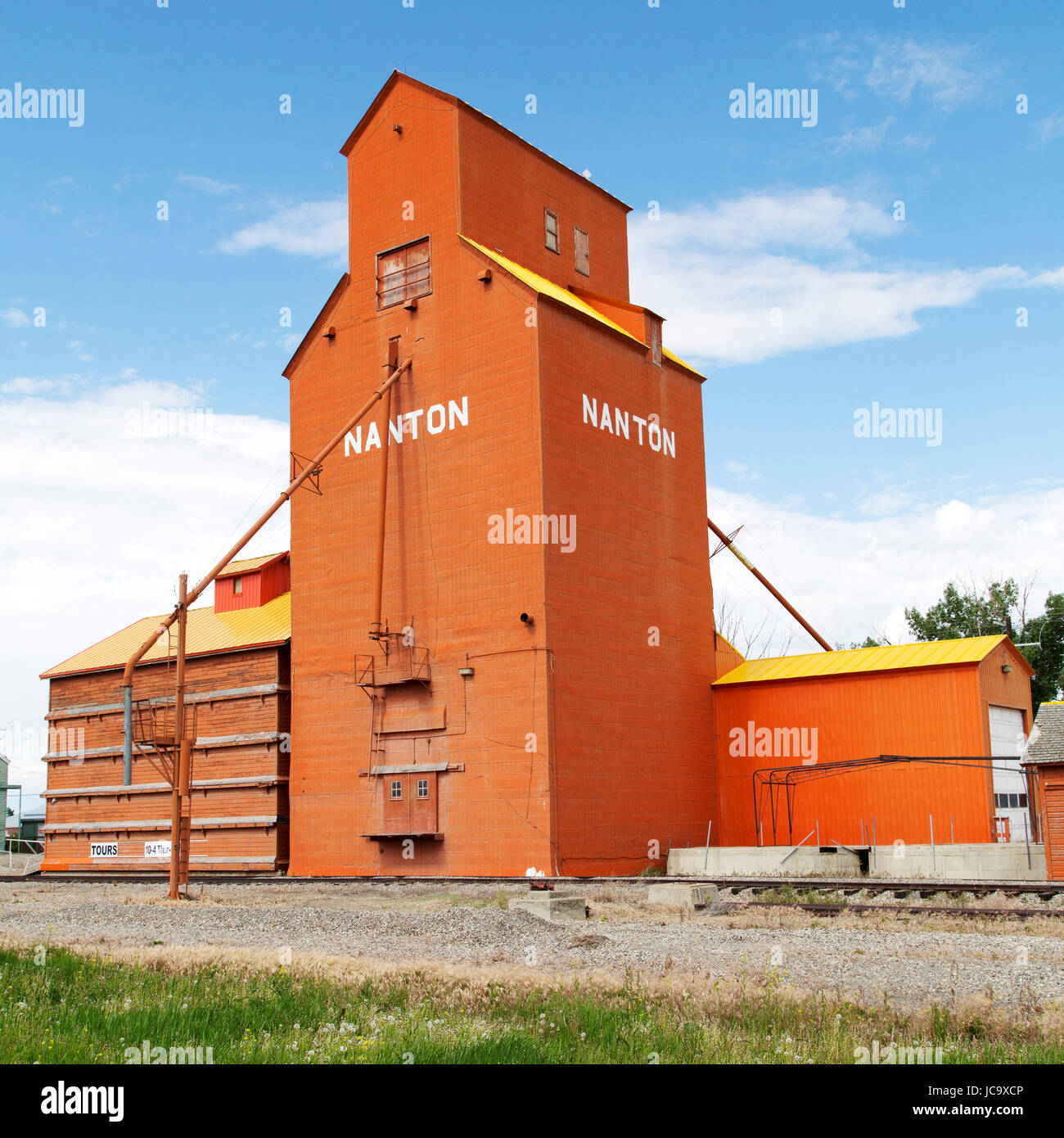 Ein Korn in Nanton, Kanada zu vergießen. On ist in der Prärie in Alberta, einer Region, die bekannt für die Getreideproduktion. Stockfoto