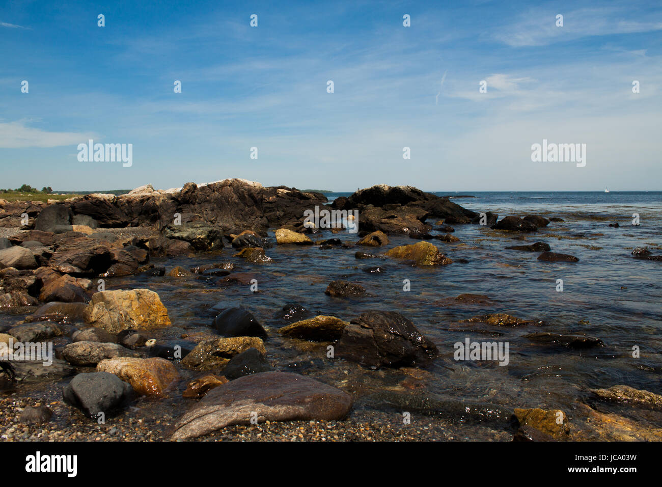 Ein Bild von Wasser, Felsen, an einem Strand. Stockfoto