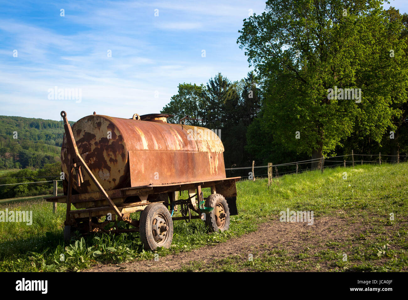 Deutschland, alte Anhänger mit Wassertank für das Vieh auf einem Feld in der Nähe von Wetter-Vosshoefen. Stockfoto