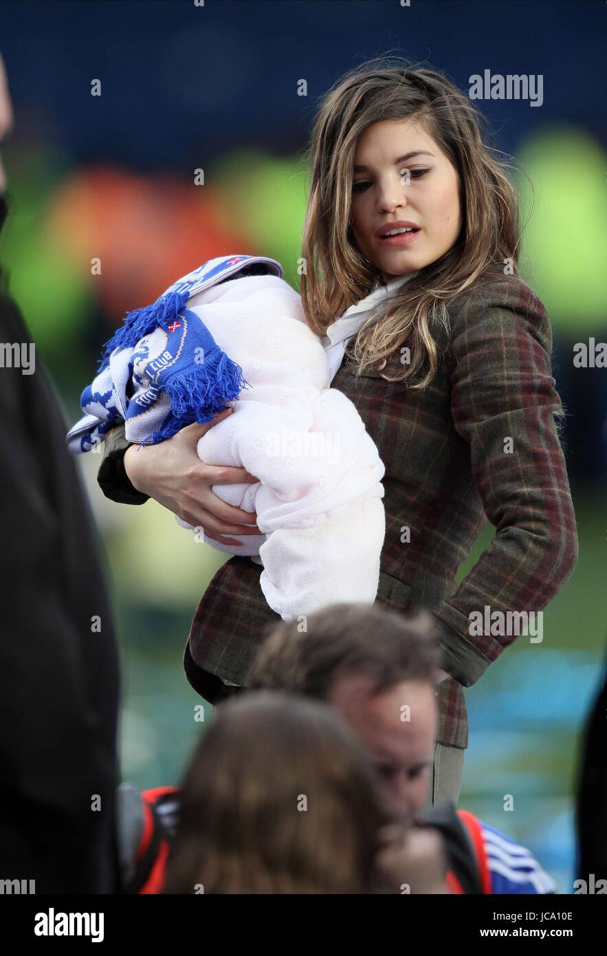 BABY RUBY TATIANA JOE COLE Frau & Tochter JOE COLE Frau & Tochter STAMFORD BRIDGE LONDON ENGLAND 9. Mai 2010 Stockfoto