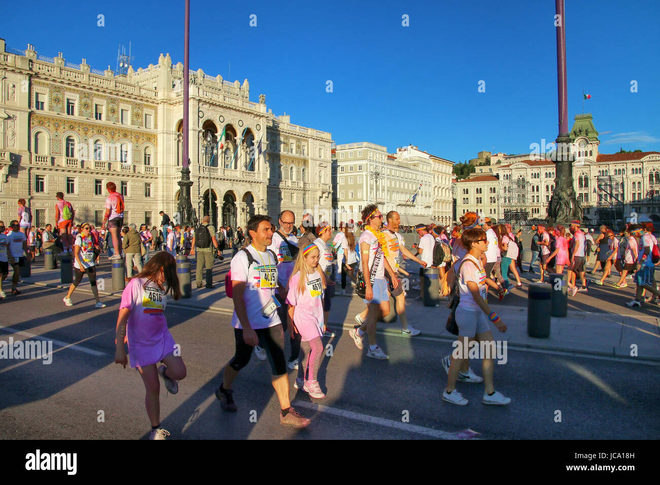 Menschen, die Teilnahme an The Color Run in Triest, Italien. Triest ist die Hauptstadt der autonomen Region Friaul-Julisch Venetien Stockfoto
