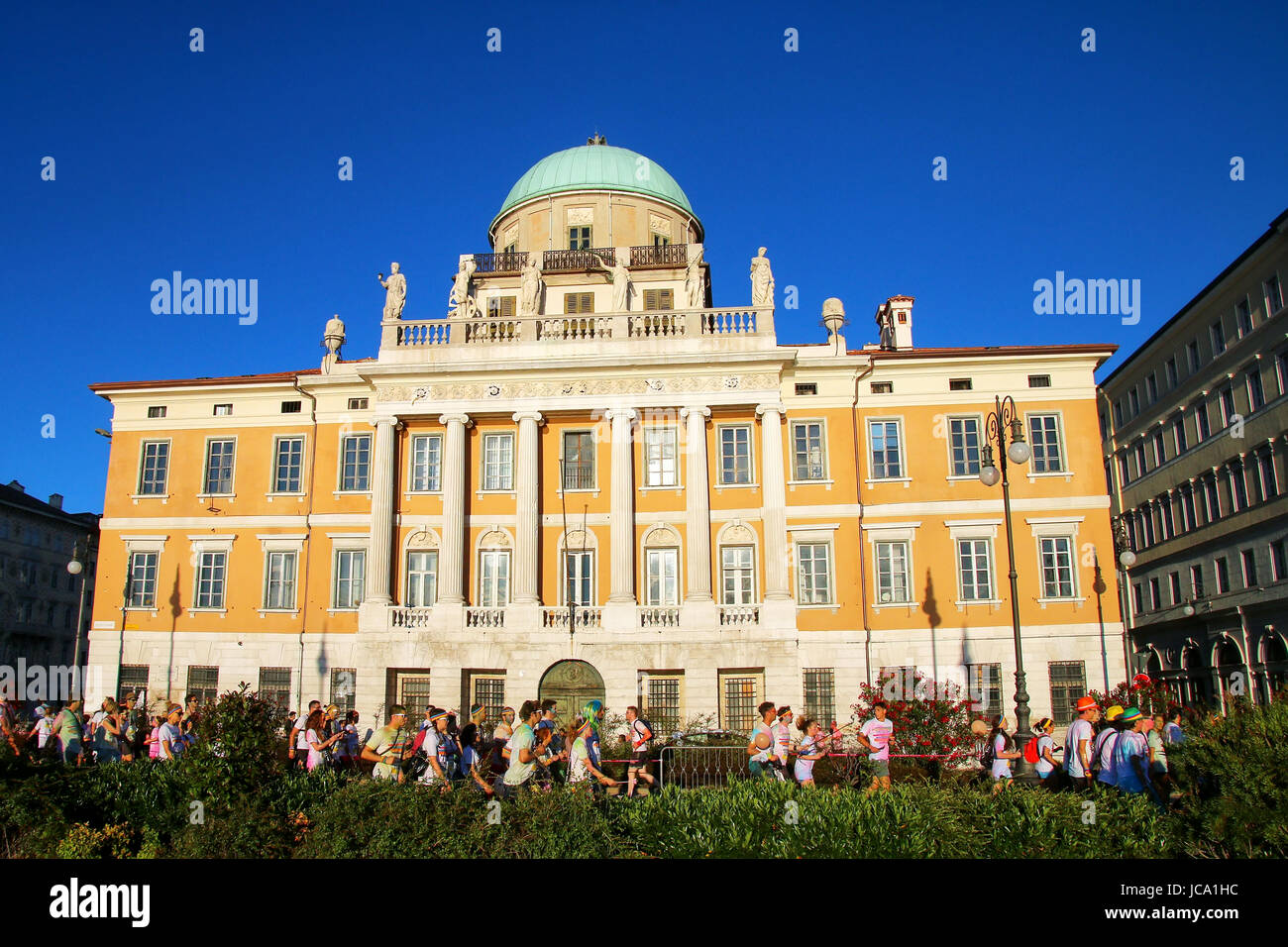 Triest Waterfront mit Personen, die teilnehmen in der Farbe Run, Italien. Triest ist die Hauptstadt der autonomen Region Friaul-Julisch Venetien Stockfoto