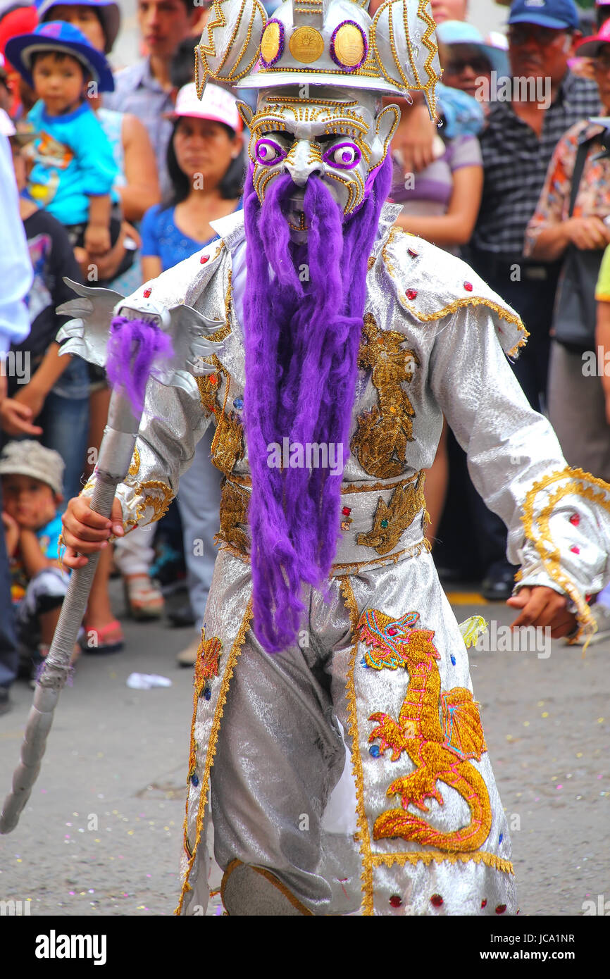 Lokale Mann tanzen bei Festival der Jungfrau De La Candelaria in Lima, Peru. Das Herzstück des Festivals ist, Tanz und Musik von verschiedenen d Stockfoto