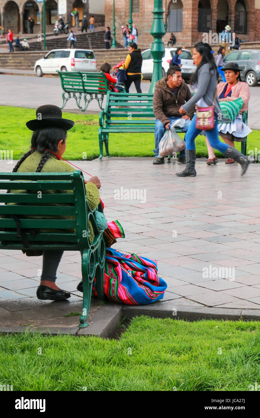 Einheimische Frau stricken am Plaza de Armas in Cusco, Peru. Im Jahr 1983 war Cusco zum Weltkulturerbe von der UNESCO erklärt. Stockfoto