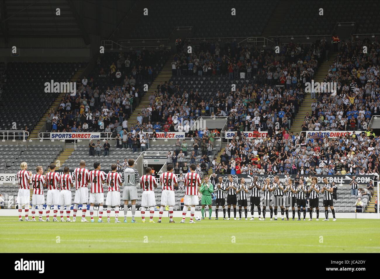 EIN MINUTEN APPLAUS IM SPEICHER O NEWCASTLE UNITED V PSV ST. JAMES PARK NEWCASTLE ENGLAND 31. Juli 2010 Stockfoto