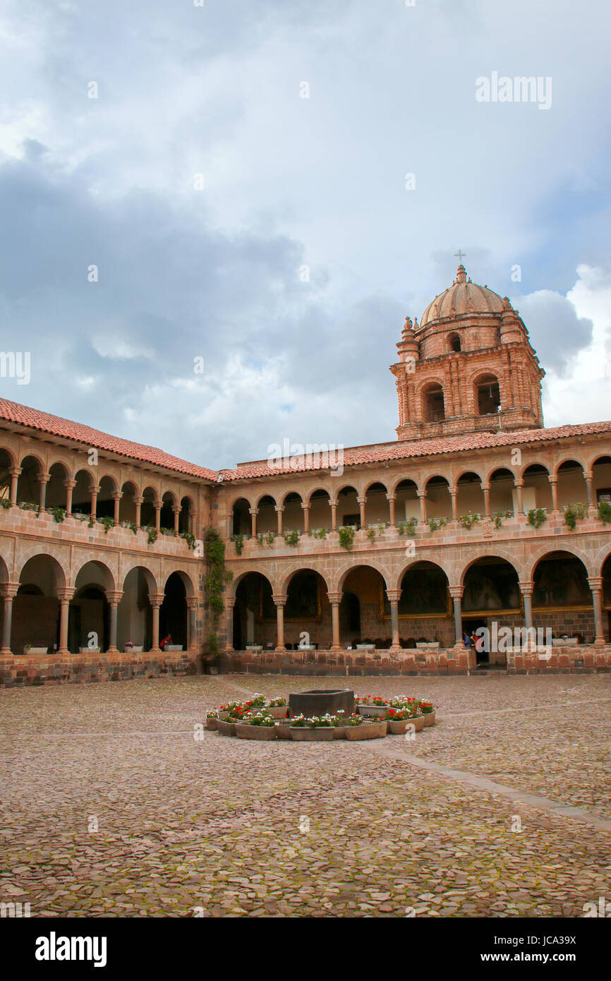 Innenhof des Klosters von Santo Domingo in Koricancha Komplex, Cusco, Peru. Koricancha war der wichtigste Tempel in das Inka-Reich, th gewidmet Stockfoto