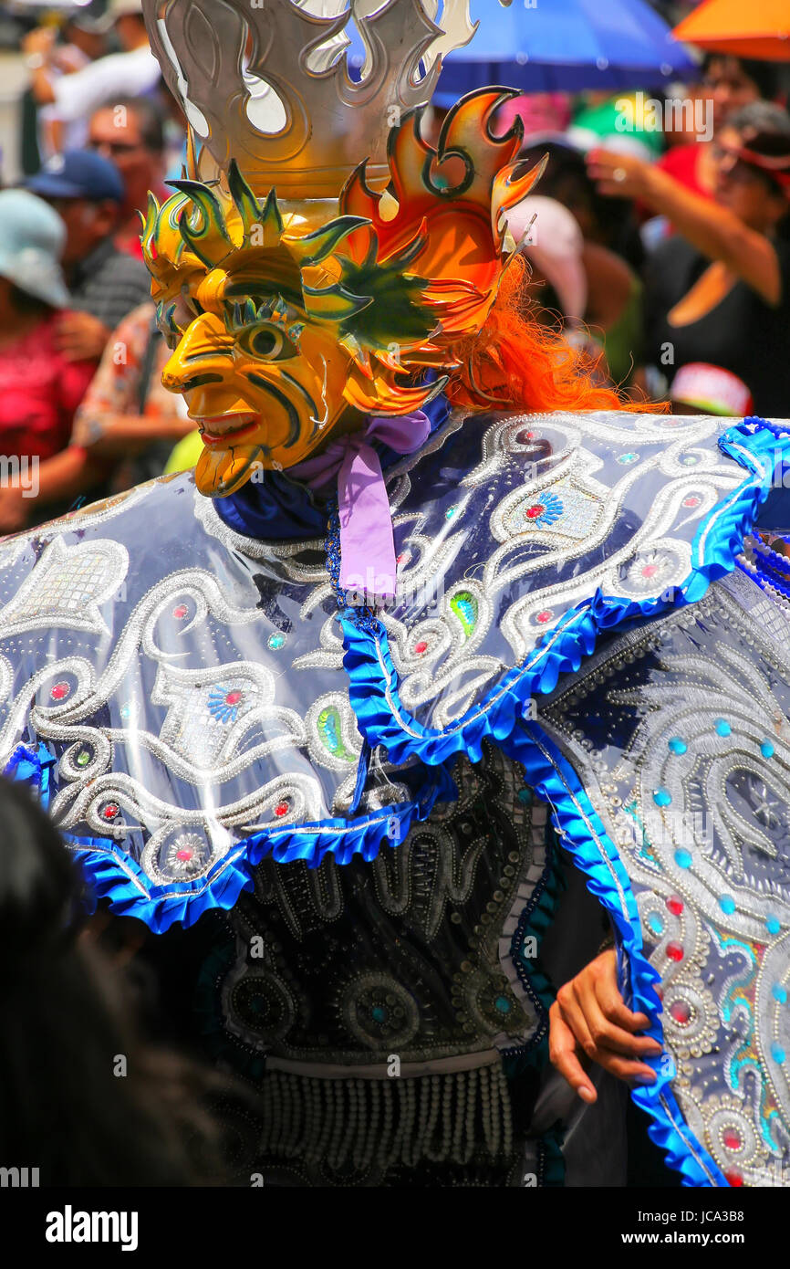 Lokale Mann tanzen bei Festival der Jungfrau De La Candelaria in Lima, Peru. Das Herzstück des Festivals ist, Tanz und Musik von verschiedenen d Stockfoto