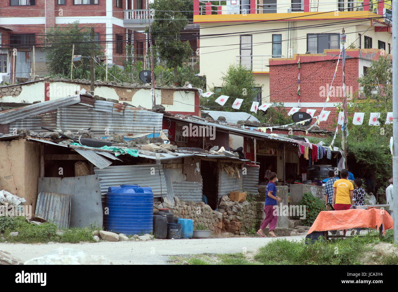 Notunterkünften und provisorischen Häusern in Dhulikhel während des Wartens auf Erdbeben Wiederaufbau Nepal Stockfoto